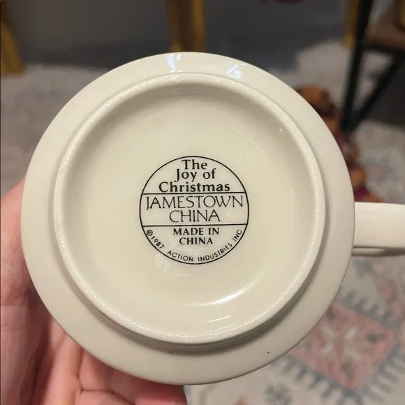 Vintage Festive Ceramic Mug with Holiday Design - Picture 5 of 5